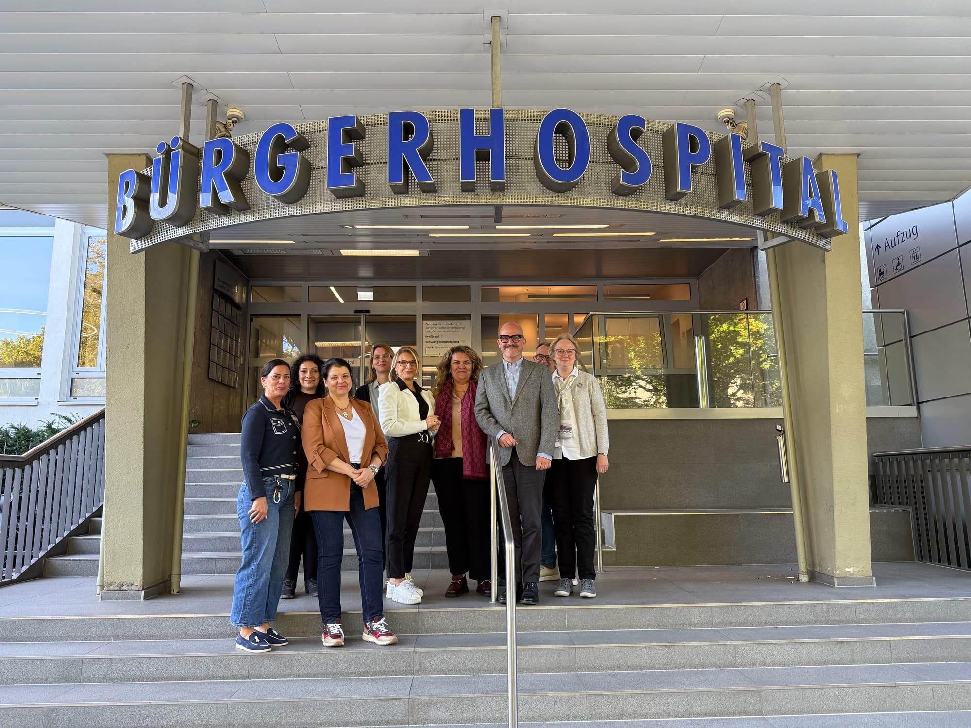 Teamfoto vor dem Bürgerhospital in Frankfurt