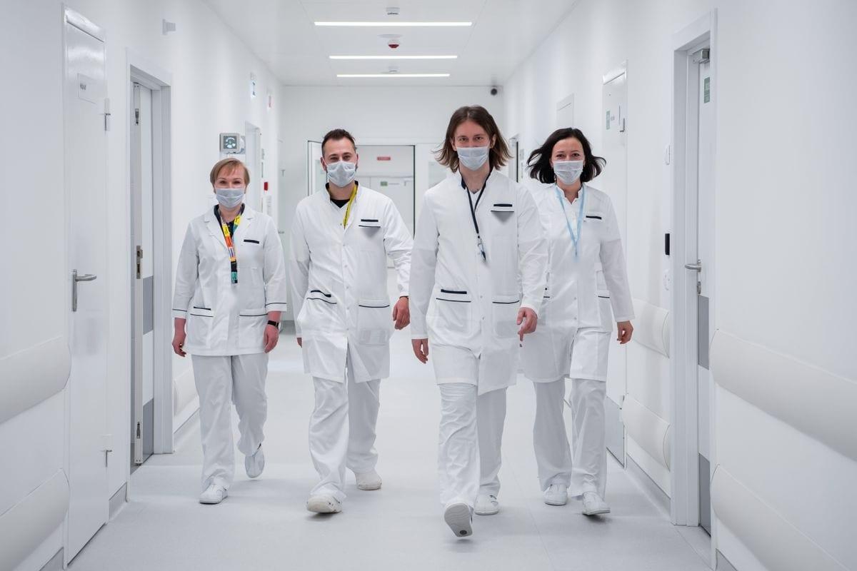 Medicinski tim hoda bolničkim hodnikom